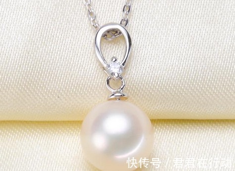 光泽度 珍珠作为有机宝石,那么你知道该如何分辨海水珍珠和淡水珍珠吗!