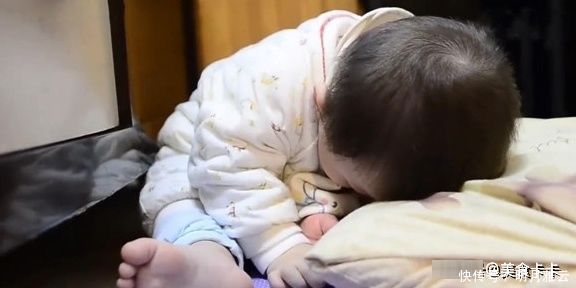 1岁萌娃的睡功了得,妈妈叫醒后,被萌娃的反应笑喷了