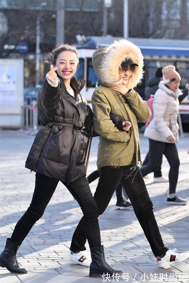 美女|街拍:美女黑和蓝色相间的皮草,搭配一条黑色拼接皮裤,时尚个性