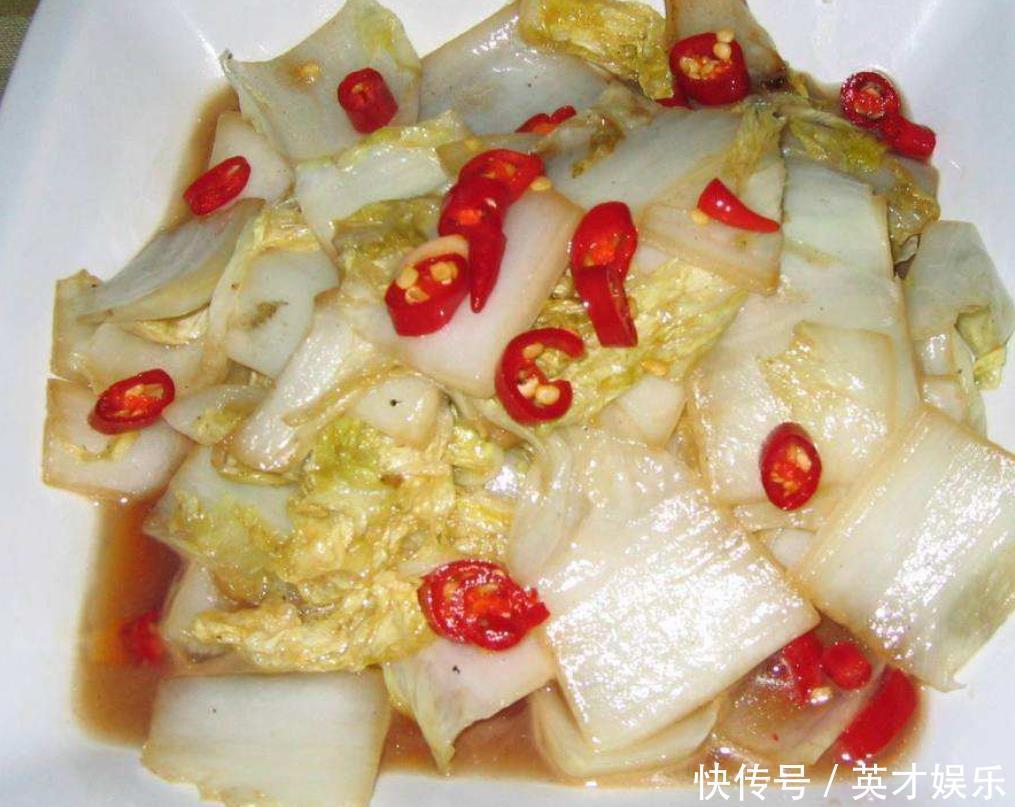 做醋溜白菜，万万不可直接下锅炒，多做一步，白菜脆嫩多汁更入味