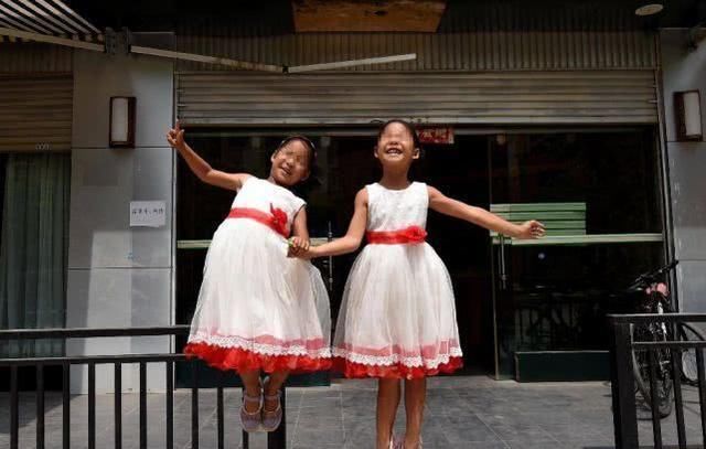 一个奶奶|双胞胎姐妹，一个奶奶带一个妈妈带，5年后再见个头相差一个头