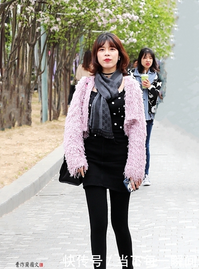 聚合|聚合打底裤和黑丝的优点,美女巧用黑色打底袜,给冬装添加时尚