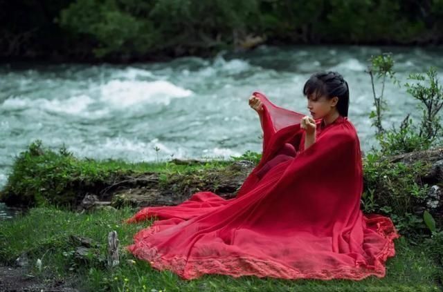 衣服|如果说李子柒的生活对我们不切实际,那她穿的衣服我们倒能学学