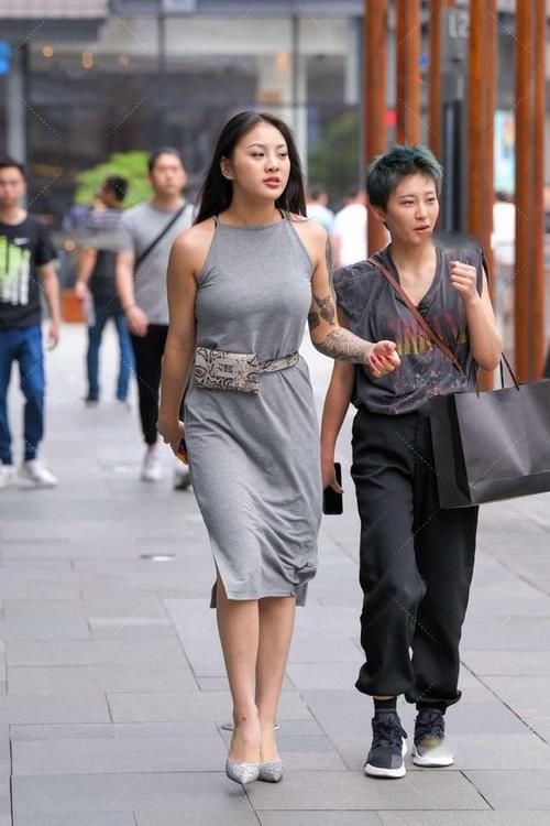 卫衣 灰色连帽针织卫衣，搭配牛仔短裤，清爽利落又温柔