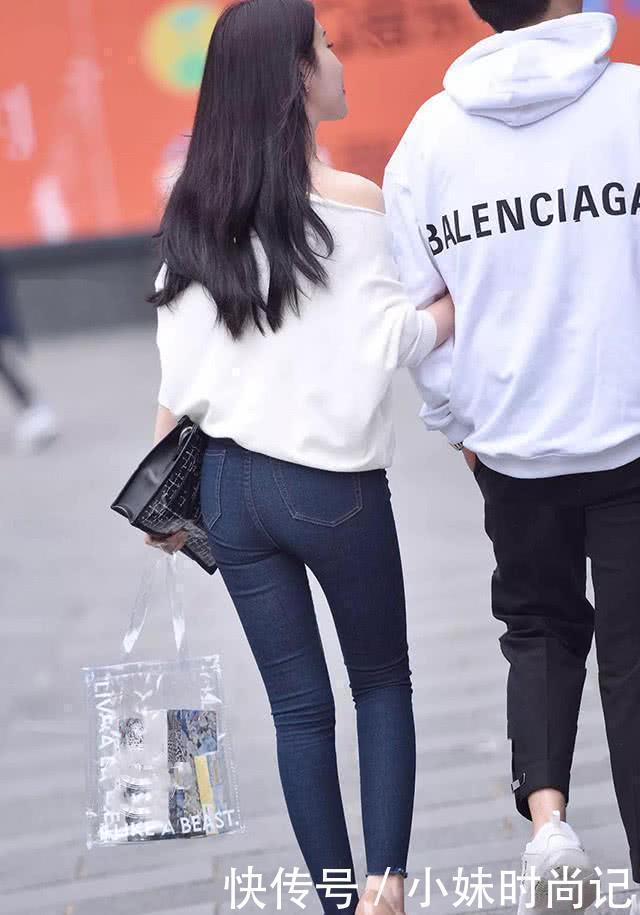 时尚穿搭:白色斜肩上衣搭配深色牛仔裤,时髦性感,清纯动人