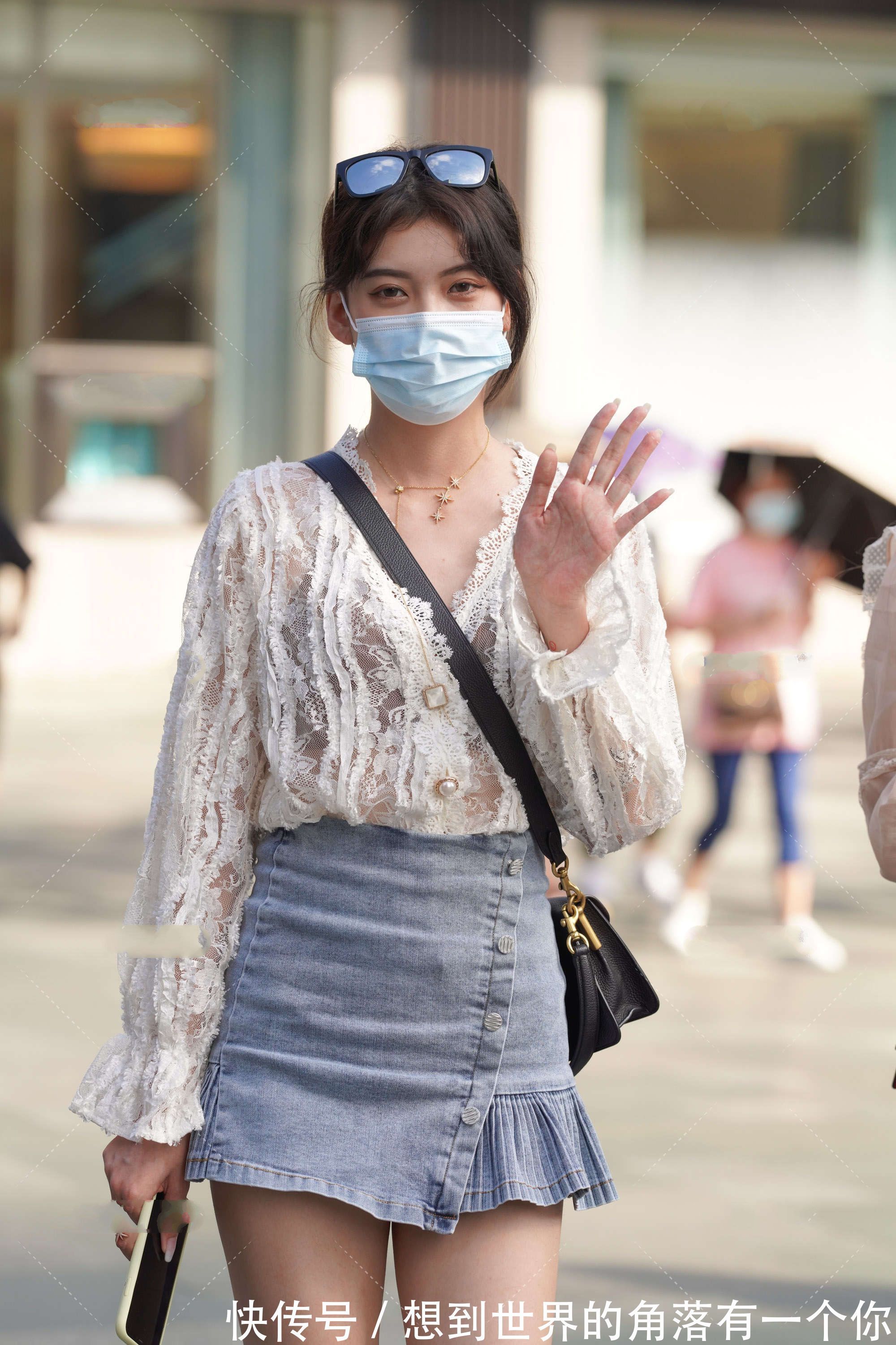 牛仔裙|白色休闲衫,花边装饰更显青春感,搭配牛仔裙,十分减龄