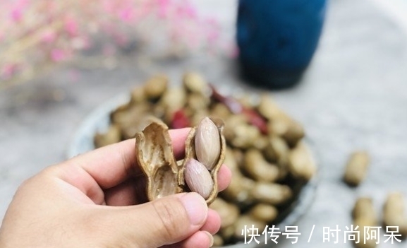 落花生|做盐水花生时，不要只会加大料，多加“一物”，香味浓郁更加好吃