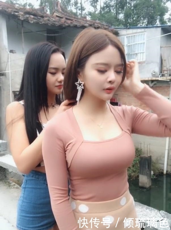 户外淡妆素雅的一对美女,打扮干净甜美