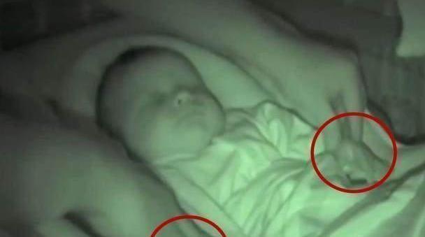 孩子|当这对夫妇晚上起来照看孩子的时候,他们拍下了难以置信的照片,让他们大开眼界