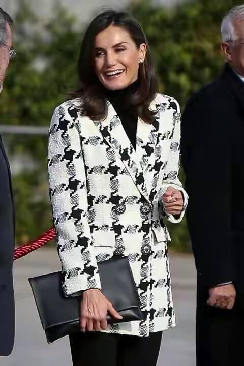 西班牙王后真会穿，千鸟格裙配红衣优雅高级，再披件大衣好气派