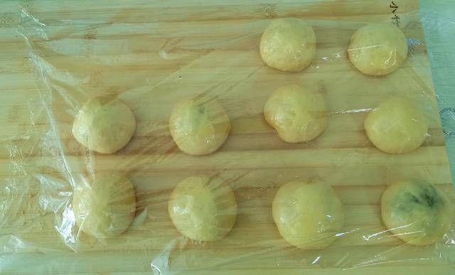 1碗面粉4个鸡蛋,不用烤箱,教你用平底锅做面包,比蛋糕还好吃