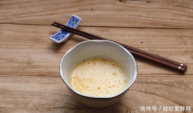 分钟|早餐吃鸡蛋,有一种懒人做法,简单又美味,只用2分钟,真省事