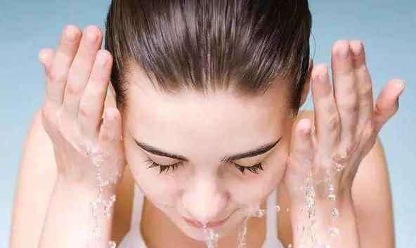 洗脸|早起洗脸偷偷加5“料”,60岁也不长斑和皱纹,比化妆品更安全!