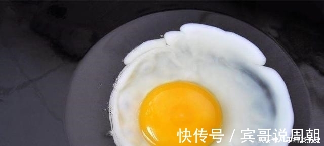 白糖|煎荷包蛋,只会加油就太傻了,油里加点它,鸡蛋完整不破还不粘锅