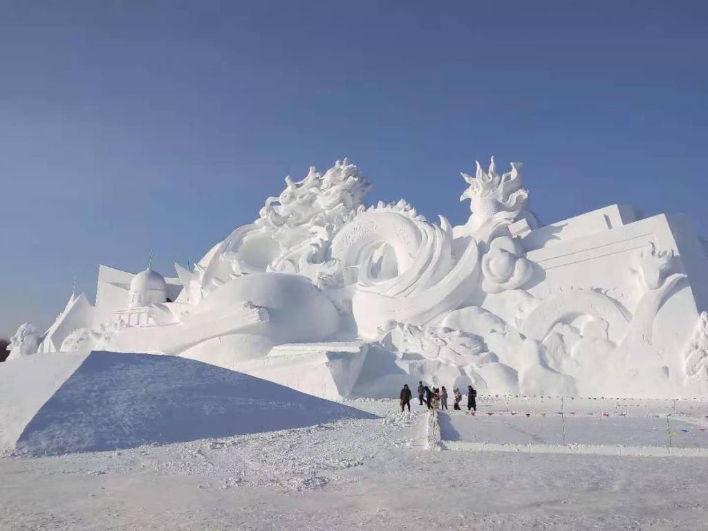 太阳岛雪博会主塑《华夏神龙》落成迎客