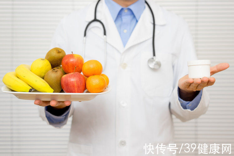 一日三餐|60岁后易出现营养不良，提醒老人：想要长寿，6种营养记得多补充