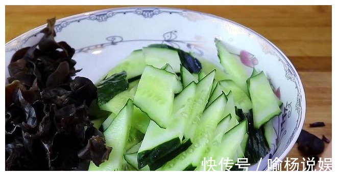 黄瓜片|黄瓜加1把木耳,这样做实在太好吃了,我家一周做6次,百吃不厌