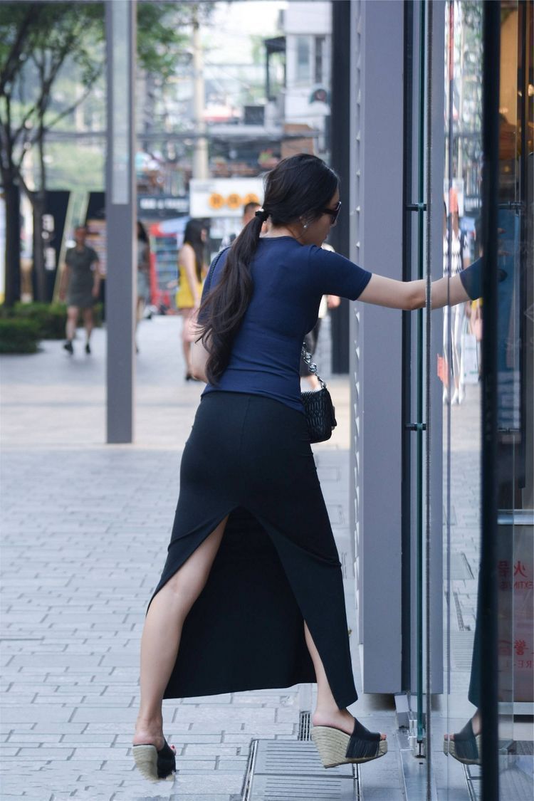 女人|街拍:白色衬衫加黑色丝袜,彰显成熟女人魅力