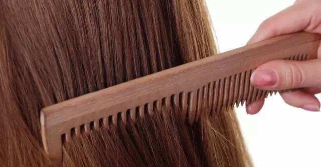 好手|梳子是养生一把好手！每天巧梳6个部位，调理肠胃、改善腰背痛
