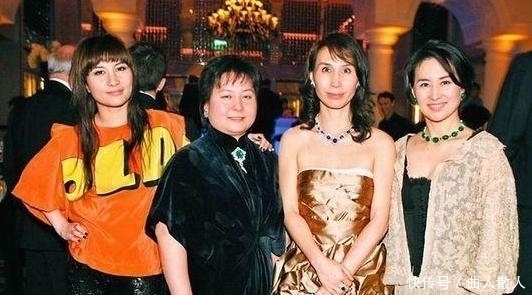 翡翠|何超琼翡翠项链,一条项链价值一栋房,无论哪种衣服风格都能驾驭