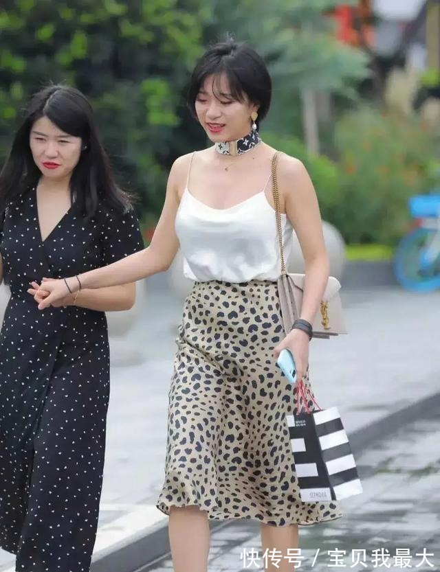 豹纹裙 这款豹纹裙具有独特的时尚感、帅气的妩媚感、效果的碰撞感！