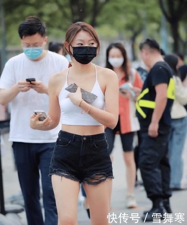 清凉|本以为吊带就很“清凉”了,看到后背更透风,这不就是块“布”?