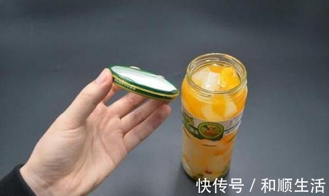 才发现罐头上有个“小机关”,轻轻碰一下,轻松打开,看完跟着学