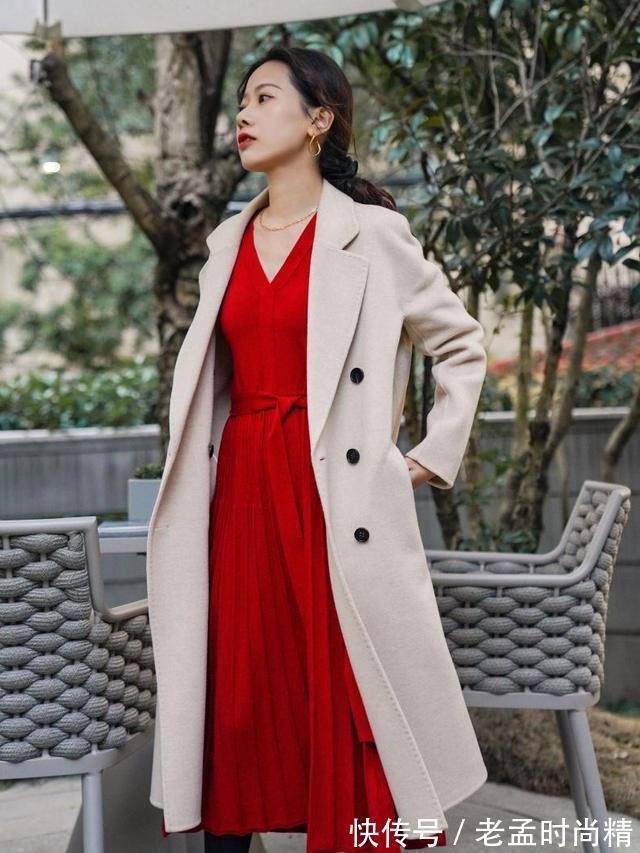 冬天|冬天穿“长大衣+连衣裙”,优雅高级,这才是中年女人该有的打扮