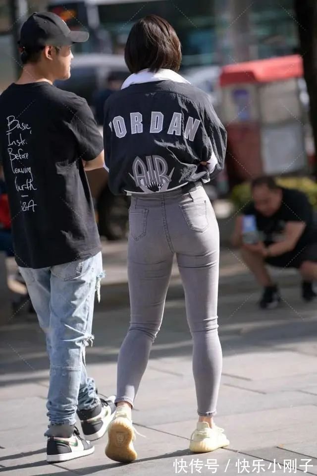 混合 棒球衫搭配牛仔裤,轻松舒适,简单的设计强调时尚感