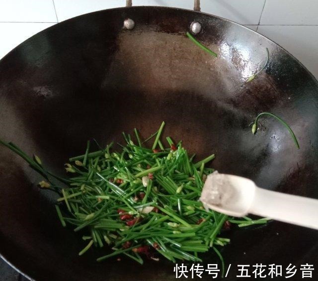 鲜美|炝炒韭菜苔，味道鲜美，可口下饭！