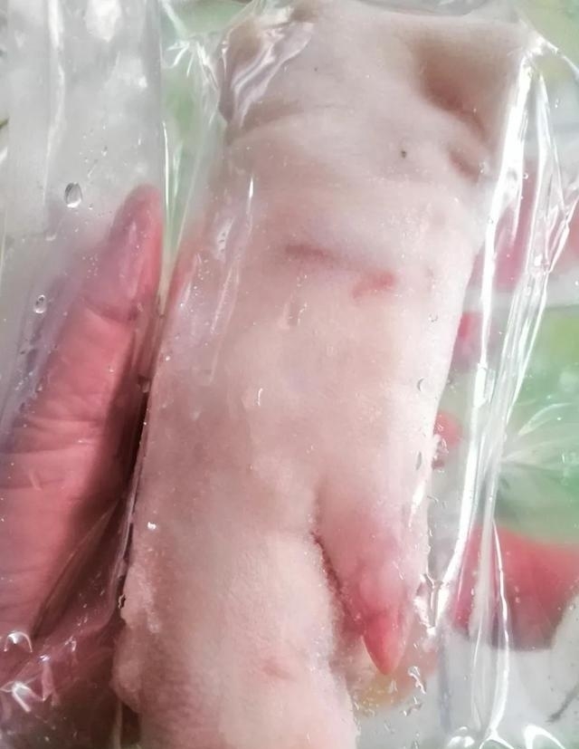 在农村集市上有很多超大号猪蹄子,这些猪蹄都是什么猪的?吃了对人有没有害?
