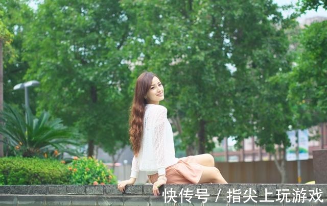 雪纺上衣 粉色超短裤搭配白色雪纺上衣,甜美感十足!