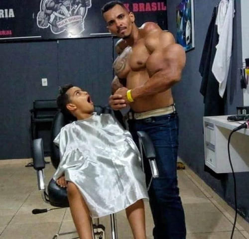 块头|手臂最粗的理发师，全身肌肉隆起，自称绿巨人