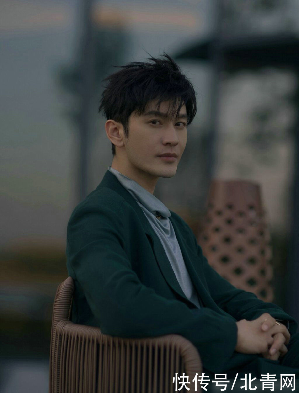 黄晓明穿墨绿色西装清冷帅气 搭配金色手镯