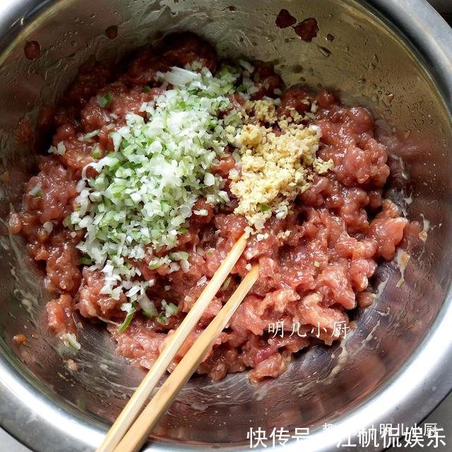 包饺子|包饺子这两种蔬菜一起放，皮薄馅鲜，一口下去满口香，太好吃了