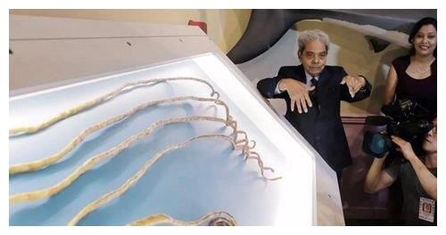 指甲剪|他剪掉66年指甲,将9米指甲捐博物馆后,他的手指发生新变化