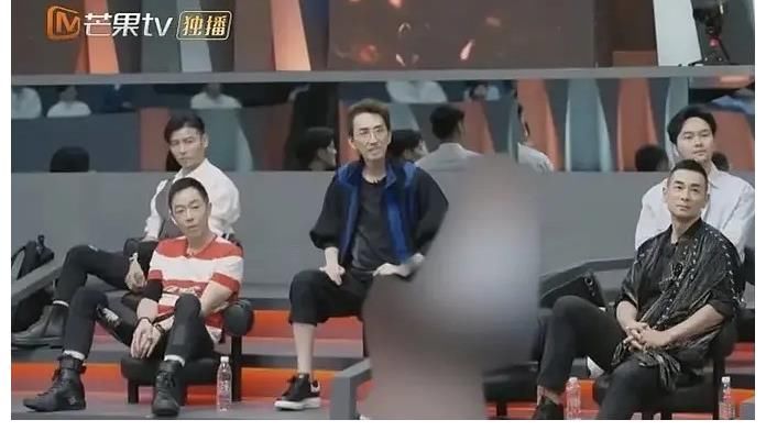 暴走的马赛克！《哥哥》连夜给李云迪打码，从毫无痕迹到逐渐暴躁…