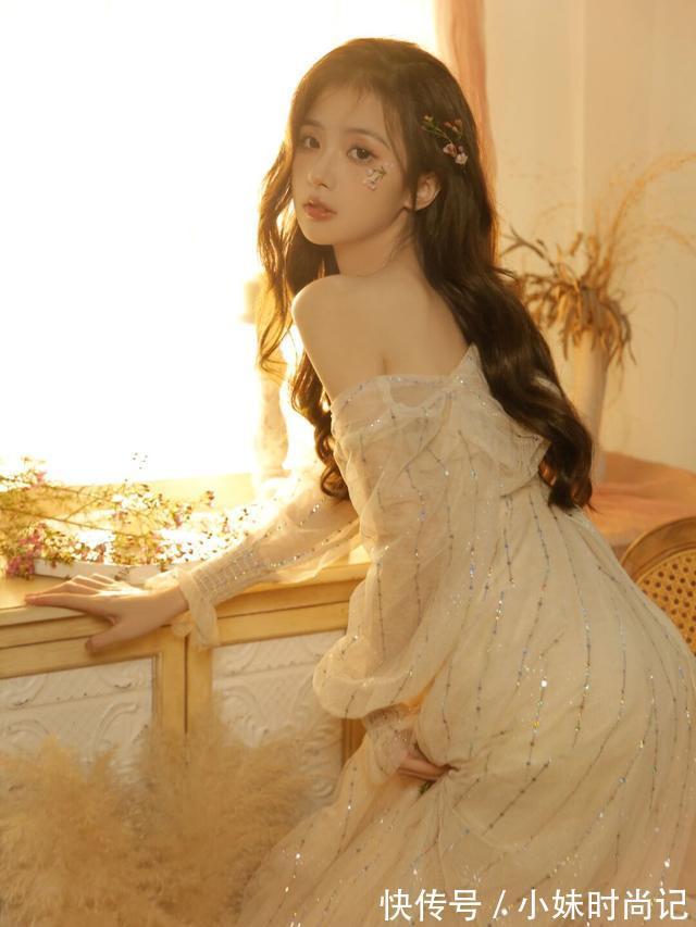 美女|温暖的阳光从窗户洒满整个屋子,让身穿连衣裙的美女更加漂亮