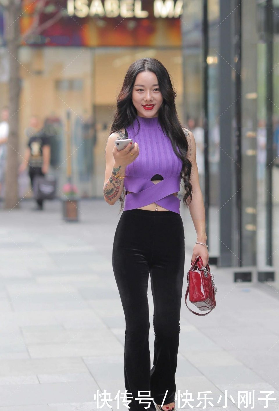 紫色|看起来就活的比较奔放，怎么会有如此高级的美女，带来复古高级感