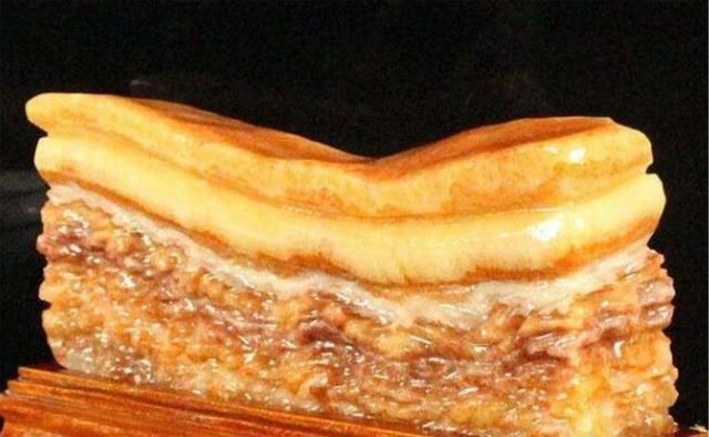 有人|老汉无意捡到大型“猪肉石”,有人给10万也不卖,专家鉴定后如何