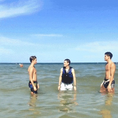 |搞笑GIF:姑娘长点心吧 对面住的可都是单身汉啊