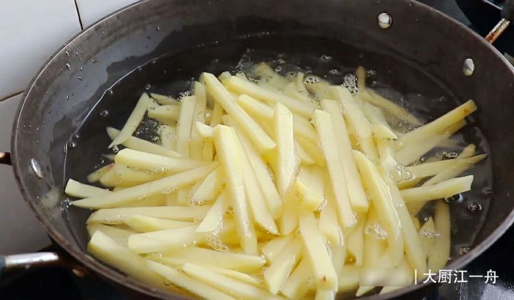 炸薯条的家常做法，3个土豆1碗淀粉，外酥里脆，比肯德基的还好吃