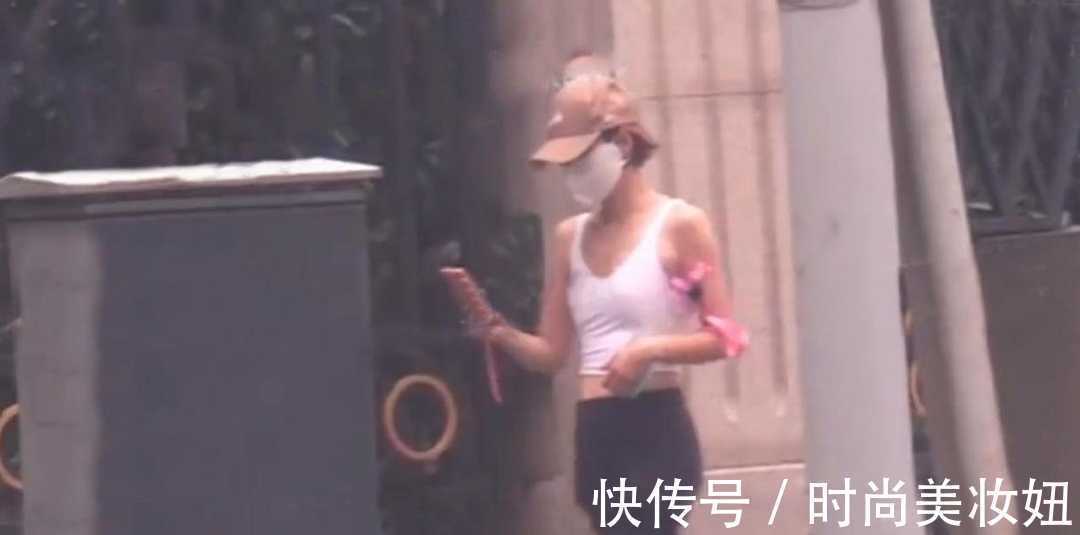 少女|45岁马伊琍真放得开,露脐背心配紧身裤出街,身材不输少女