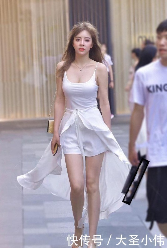 美女|美女街拍美女一袭白色短款裙，走在街上轻松释放出独有的美