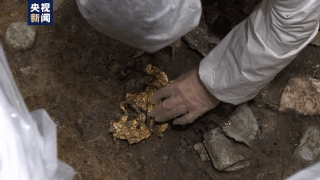 金面罩|来！一起见证三星堆新文物玉凿、铜尊等提取瞬间