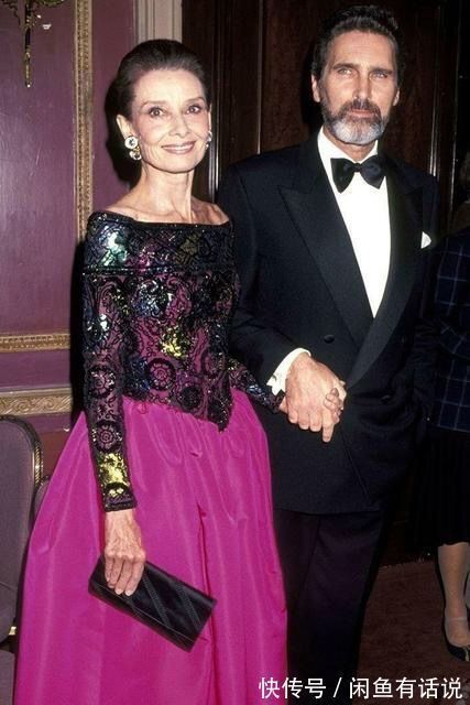 吸睛指数 美人在骨不在皮,老年赫本一脸皱纹仍迷人,穿搭精致优雅到骨子里