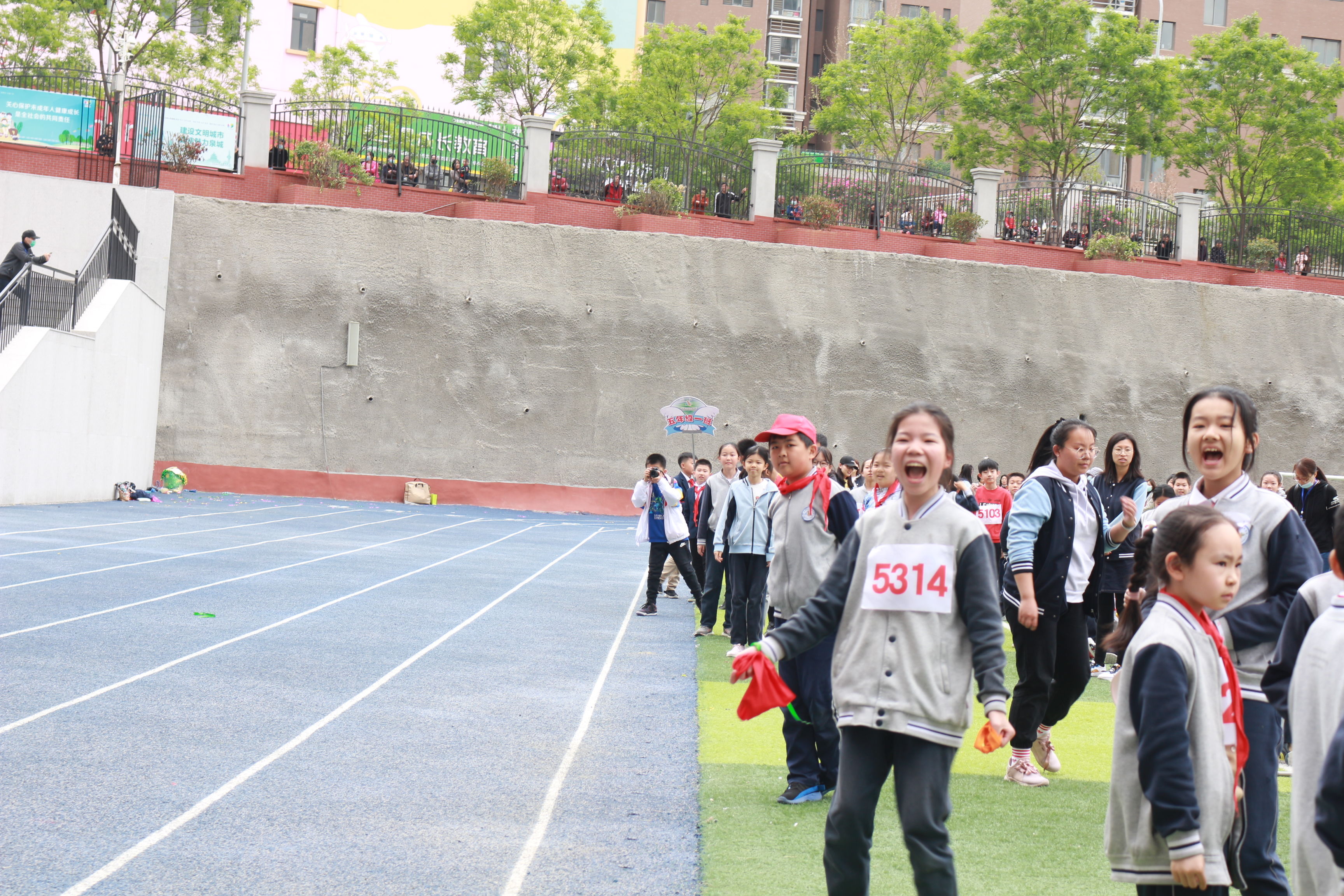 奥龙小学开展2021年春季运动会暨年级体育项目竞技联赛