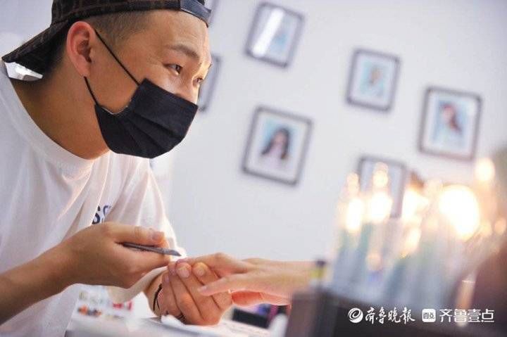 后男|85后男美甲师痴迷指尖16年，把绘画搬到了指甲上