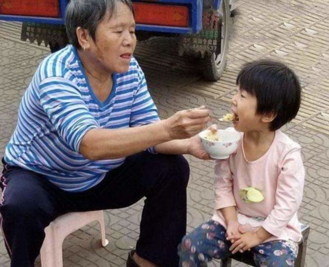 辅食|儿童专家提醒：孩子饿肚子，也不要碰这2种辅食，当心孩子不长个