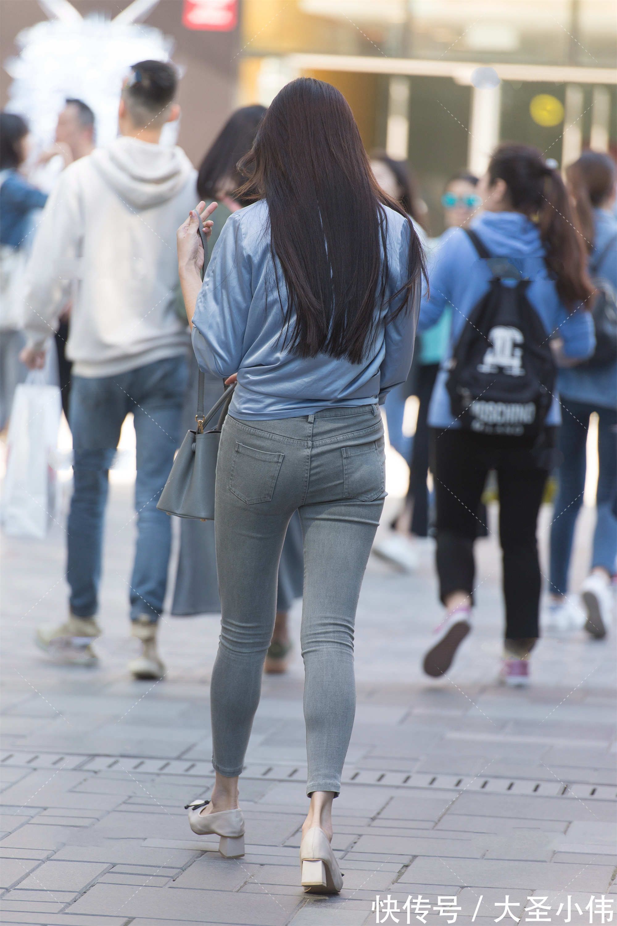 美女|美女街拍:冰丝面料的破洞衬衫,搭配灰色九分裤,时髦修身休闲舒适